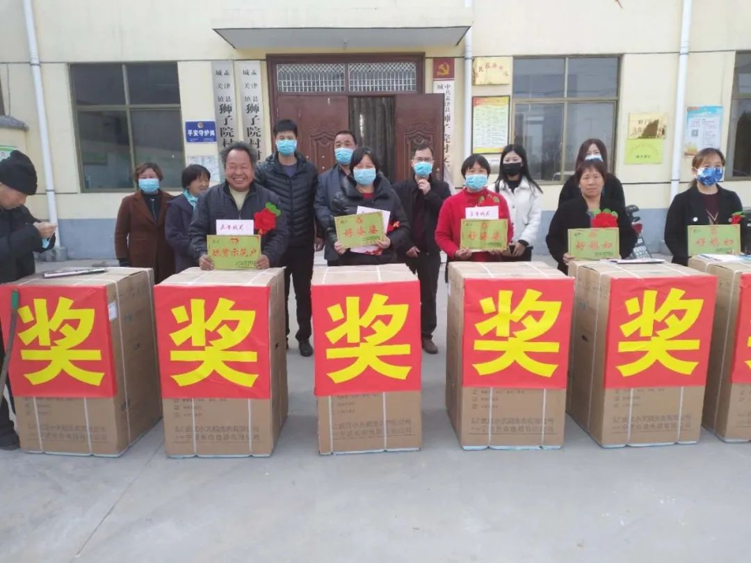 送奖上门城关111名巾帼先进典型受表彰