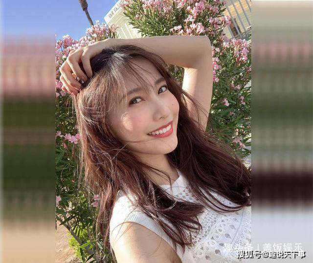 拍性感写真引热议,曾遭王健林不待见_佐野雏