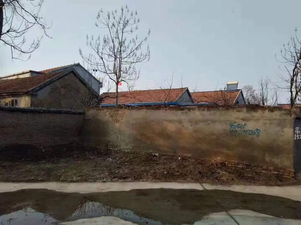 党员领跑干步向前皇城镇门前三包助力环境整治