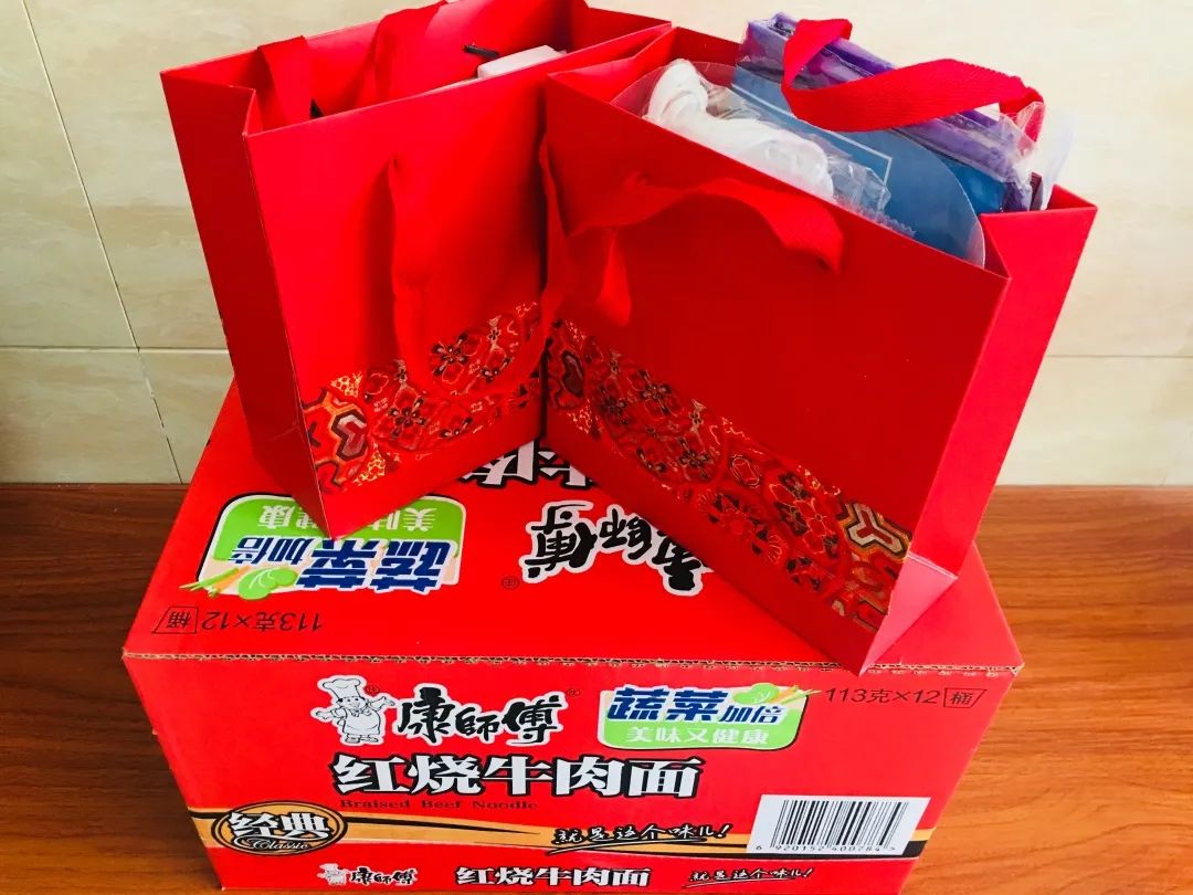 北苑街道复兴社区暖心大礼包致敬疫情当下的社区女保洁员