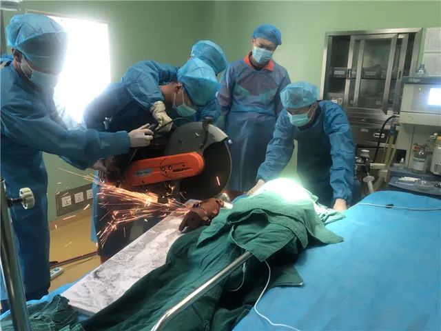 当天,濠江新圣创伤骨科医院接诊这名小伤者,他得手还在四个搅拌机里面