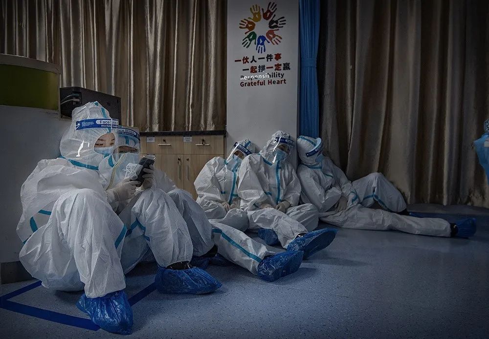 1月28日凌晨,江西省宜春市人民医院,医务人员在隔离病区外休息