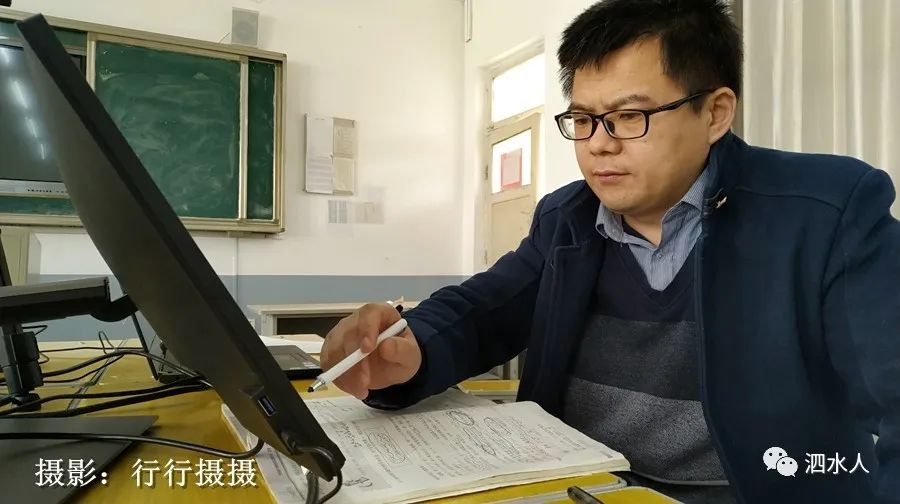 看看老师们有多投入认得她们吗泗水一中教师网课直播中的现场情景三