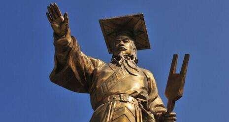 由于治水立了大功,被尊称为"大禹".