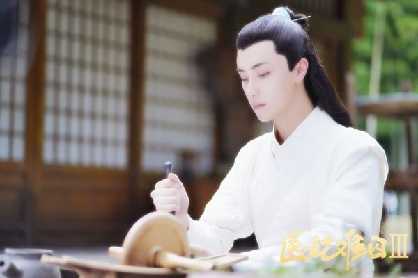 近日,由陆怡璇,盛英豪,高寒等新生代演员主演的影视剧《医妃难囚》