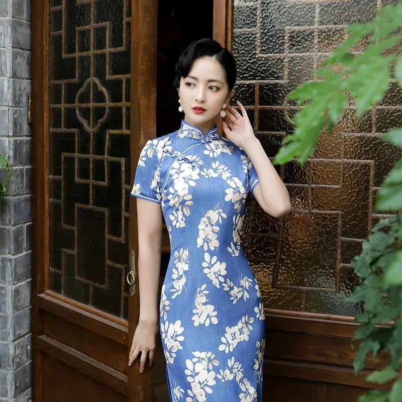 江南风情之青花旗袍女子