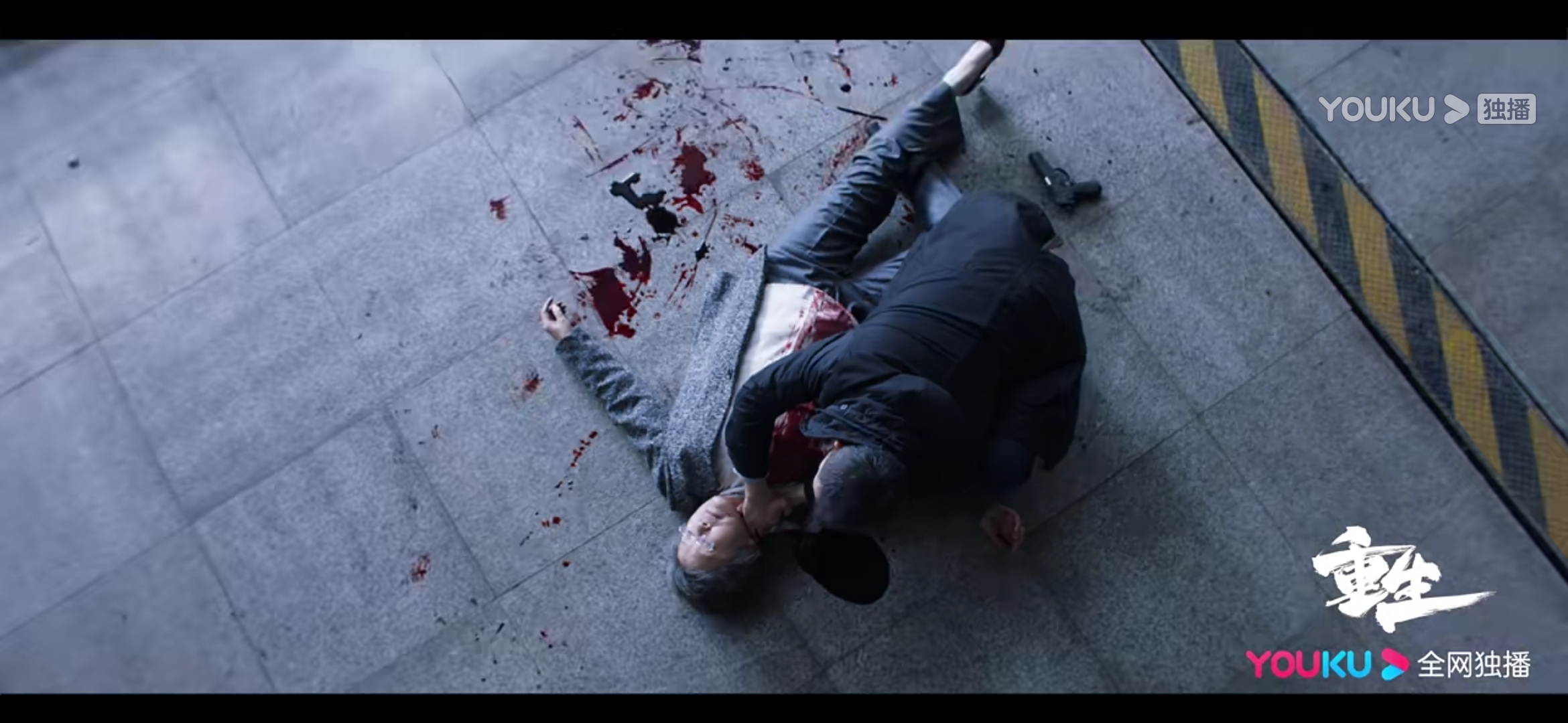 刺激的场面,雨夜里的枪战,行驶中的汽车爆炸起火,躺在血泊中的老人