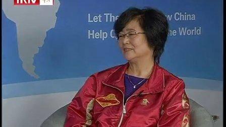 狼狈的大师闫芳耍无赖拜师被白岩松揭穿率队夺金牌反被质疑