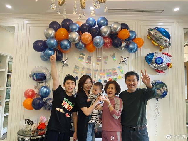 奥运五金王邹凯一家五口为儿子庆生的全家福曝光妻美子萌很美满