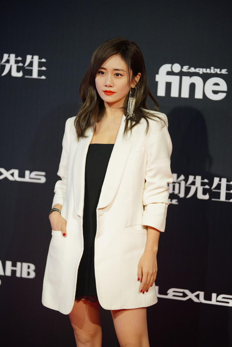 原创辣妈刘芸真会穿,白色西装配蕾丝打底裙,肌肉腿粗壮有力