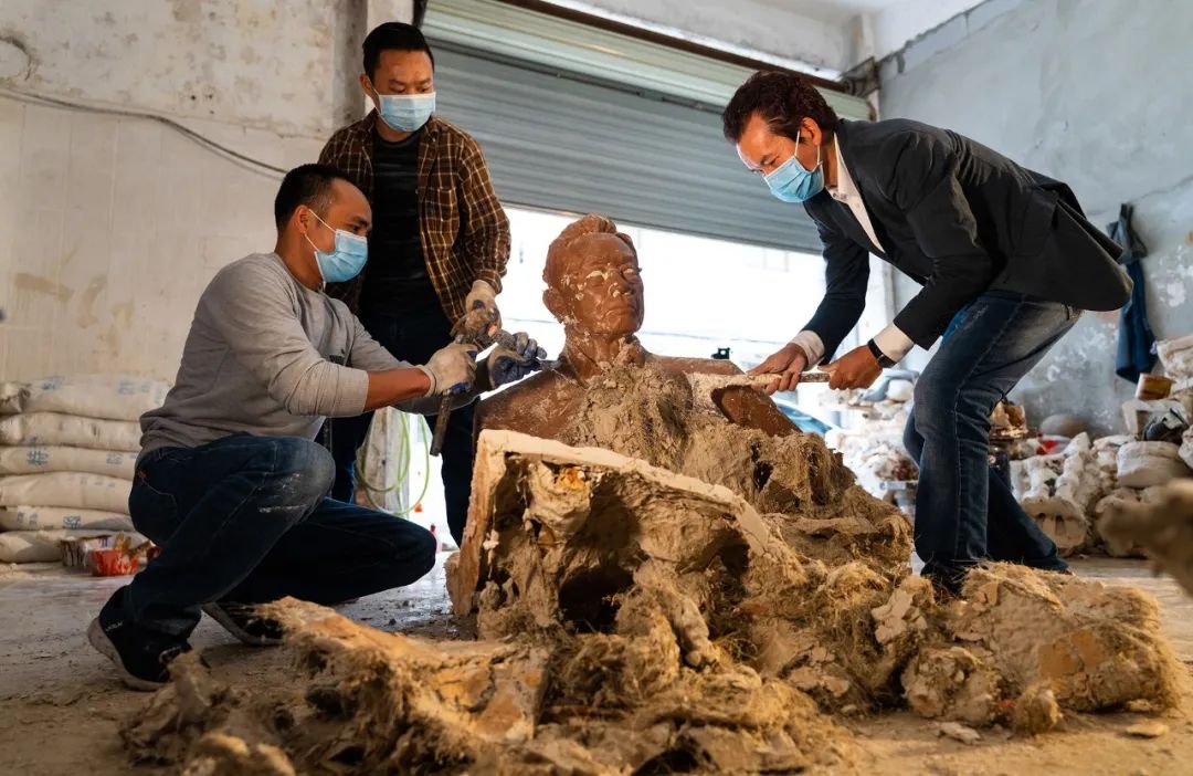 城事特搜到访石磨坊探索雕塑创作过程