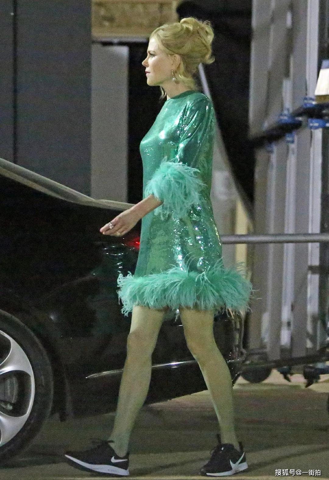 近日,电影《舞会》在洛杉矶进行拍摄,主演nicole kidman妮可·基德曼