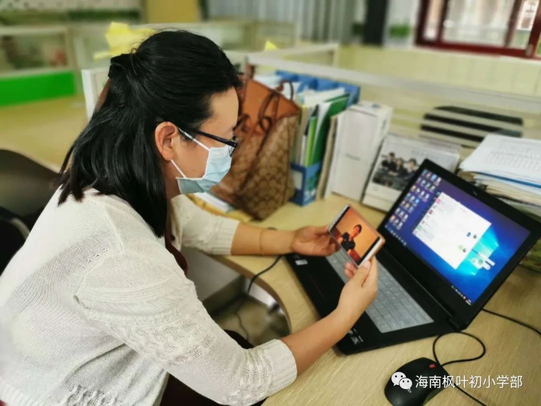 滑动查看更多图片老师们不单单只是观看直播,还认真做笔记,积极向耿涛