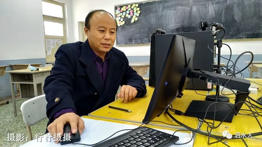 看看老师们有多投入认得她们吗泗水一中教师网课直播中的现场情景三