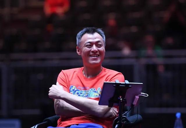 国乒功勋教练秦志戬今年仅仅44岁,但是已经很多白头发.