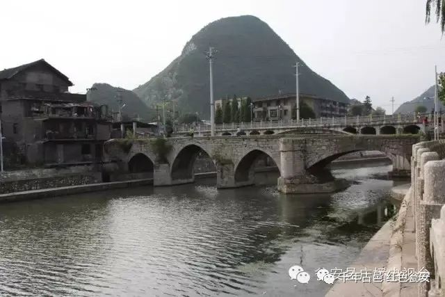 桥身较矮,栏杆已损,由三拱组成,是瓮安县城城内雍江之上最古老的石桥
