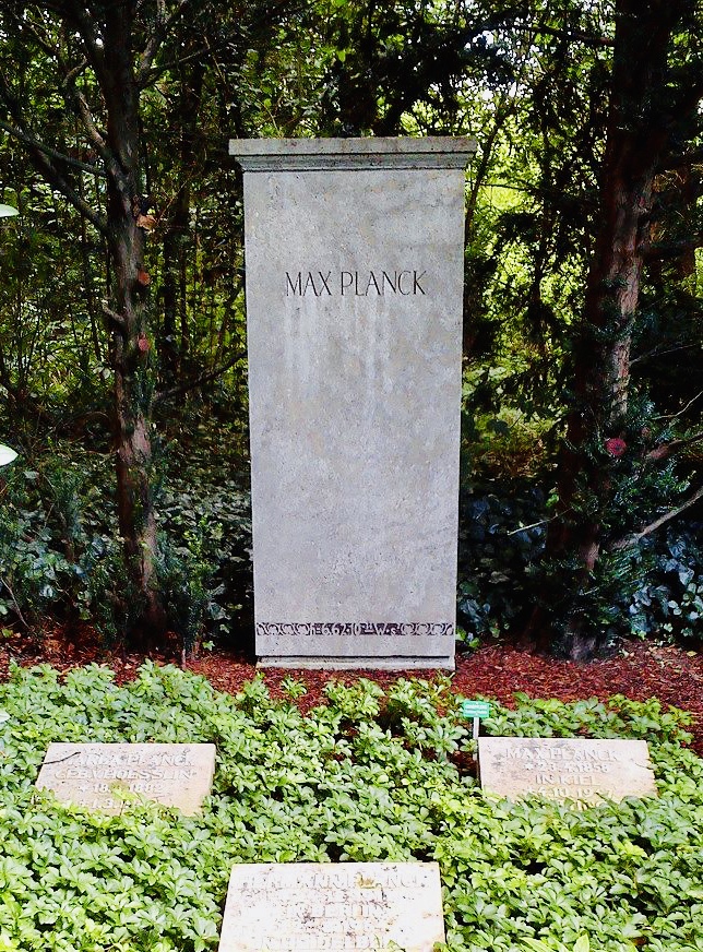普朗克的墓碑(g02ttingen) | 图源:wiki这一切的悲怆都由巨人独自