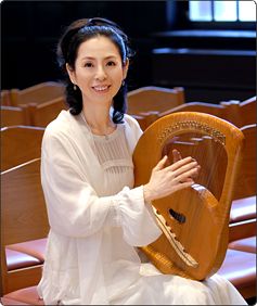 它由一位之前并不为国人所熟悉的日本歌手——木村弓创作并自己亲自