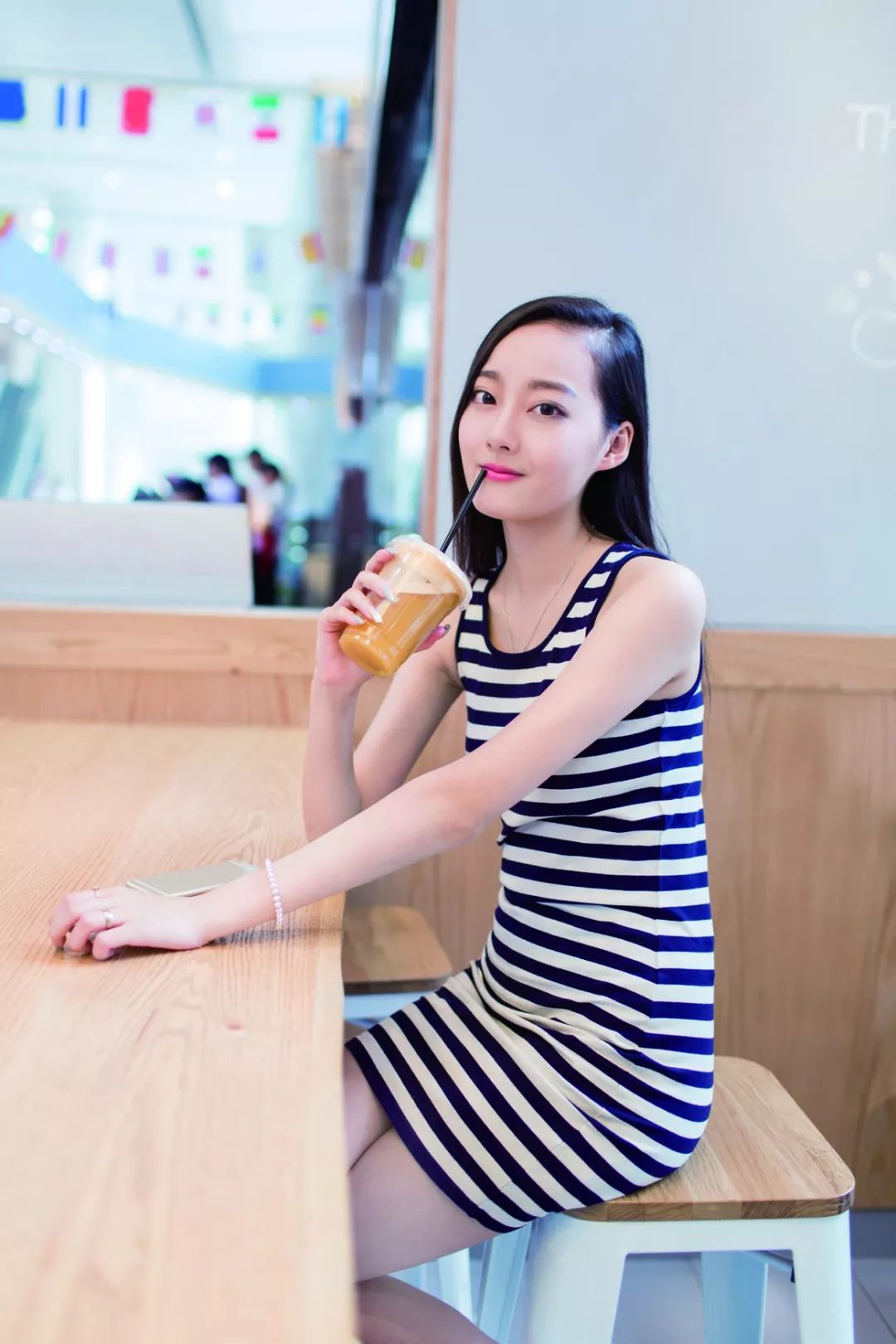 美女人像侧面坐姿时,模特腰背保持挺直, 可以让照片中的模特更显朝气