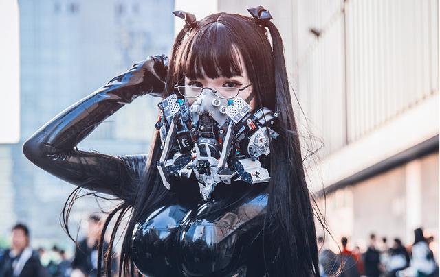 当初知世大佬凭借着自己的一组胶衣cos在漫展上大放异彩,引起了不少