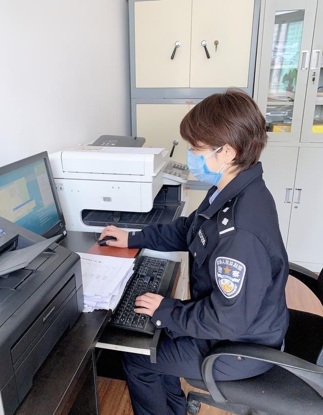 卢虹,也是指挥中心的女协警,她年前刚刚做完手术,身体还没有完全恢复