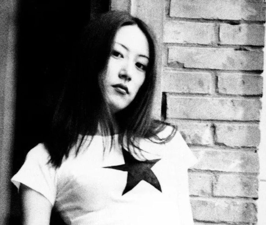 姜昕也是搞摇滚的,在王菲到香港和美国发展事业学习音乐的时期,窦唯
