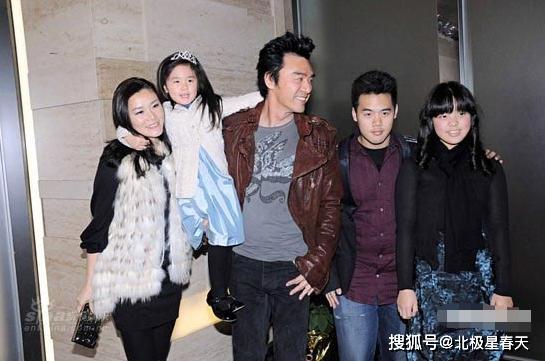 03离婚之后的章小蕙,又认识了知名的有着亿万身家的富商陈曜旻.