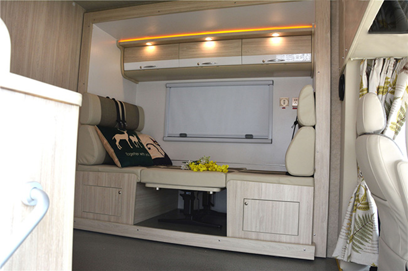 依维柯改装房车合正打造灵活多变的空间组合