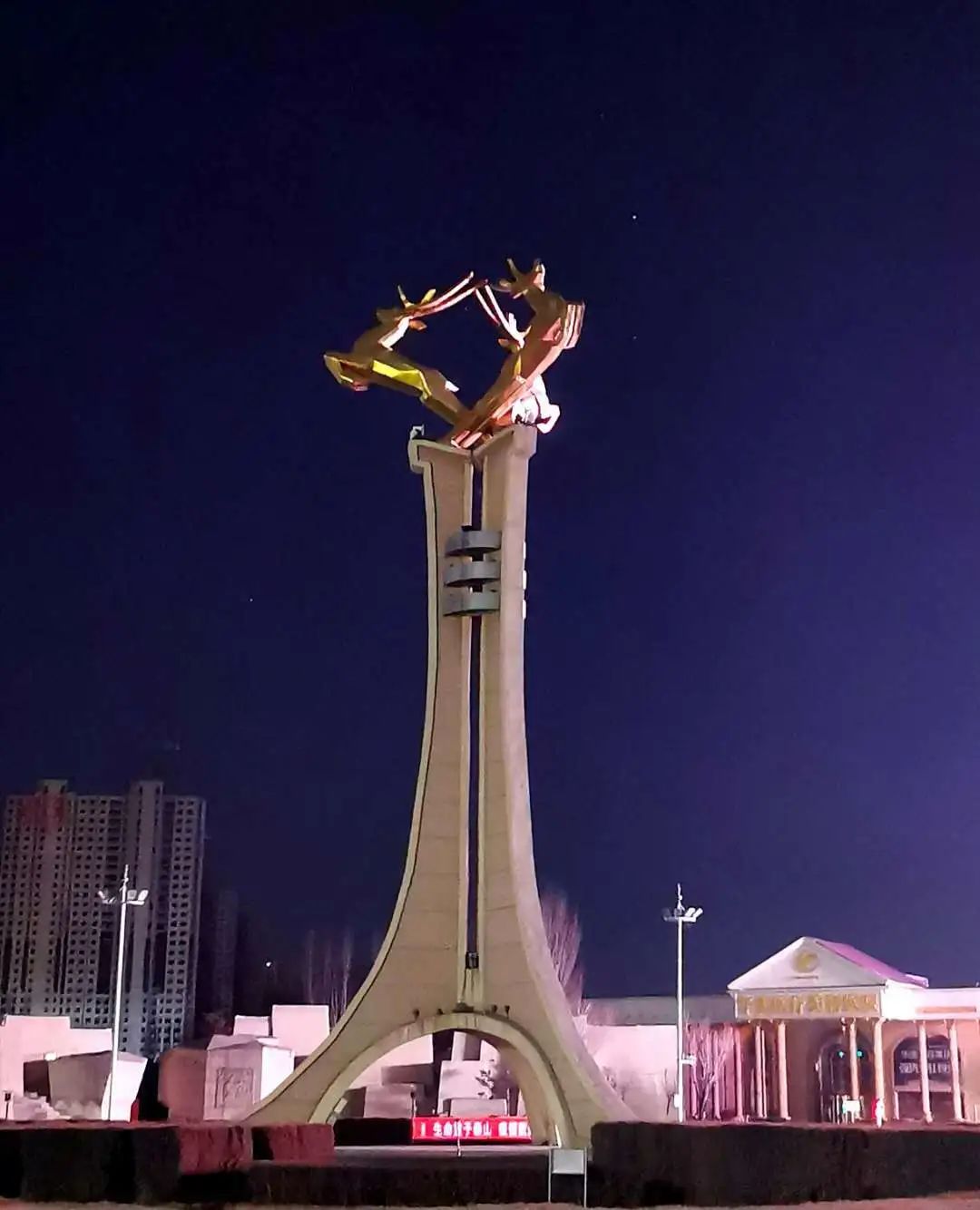去赛汗塔拉公园跑步会路过包头市的一个地标建筑雕塑—三鹿腾飞.