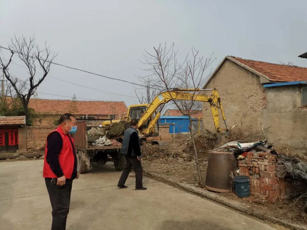 党员领跑干步向前皇城镇门前三包助力环境整治