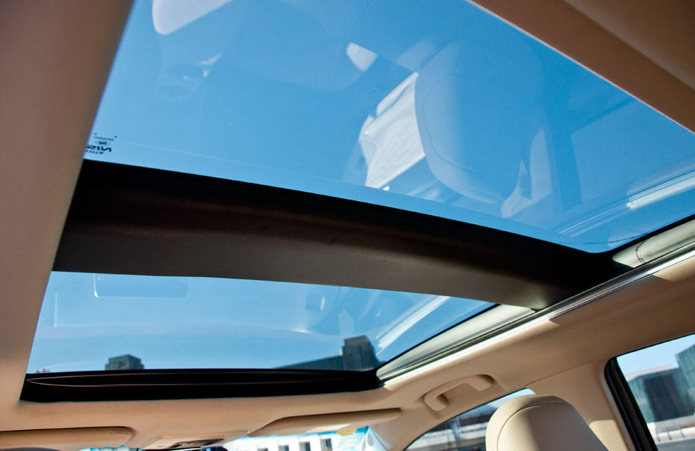 大尺寸全景天窗,抬头就能望到蓝天,心情舒畅.