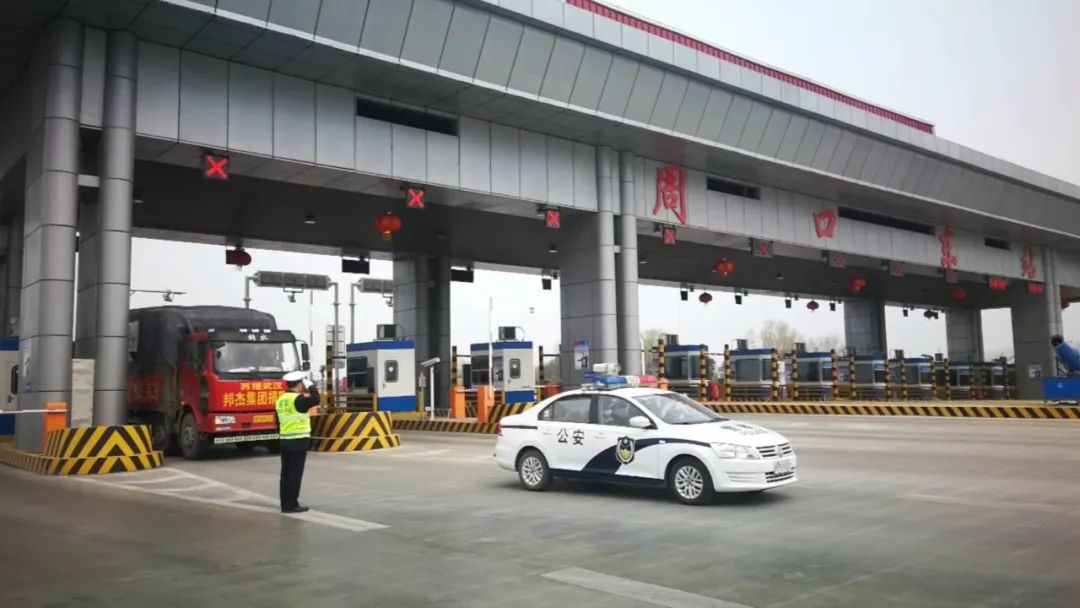 为了周口这22辆货车全省沿线的高速交警紧急行动路边的群众拍来了视频