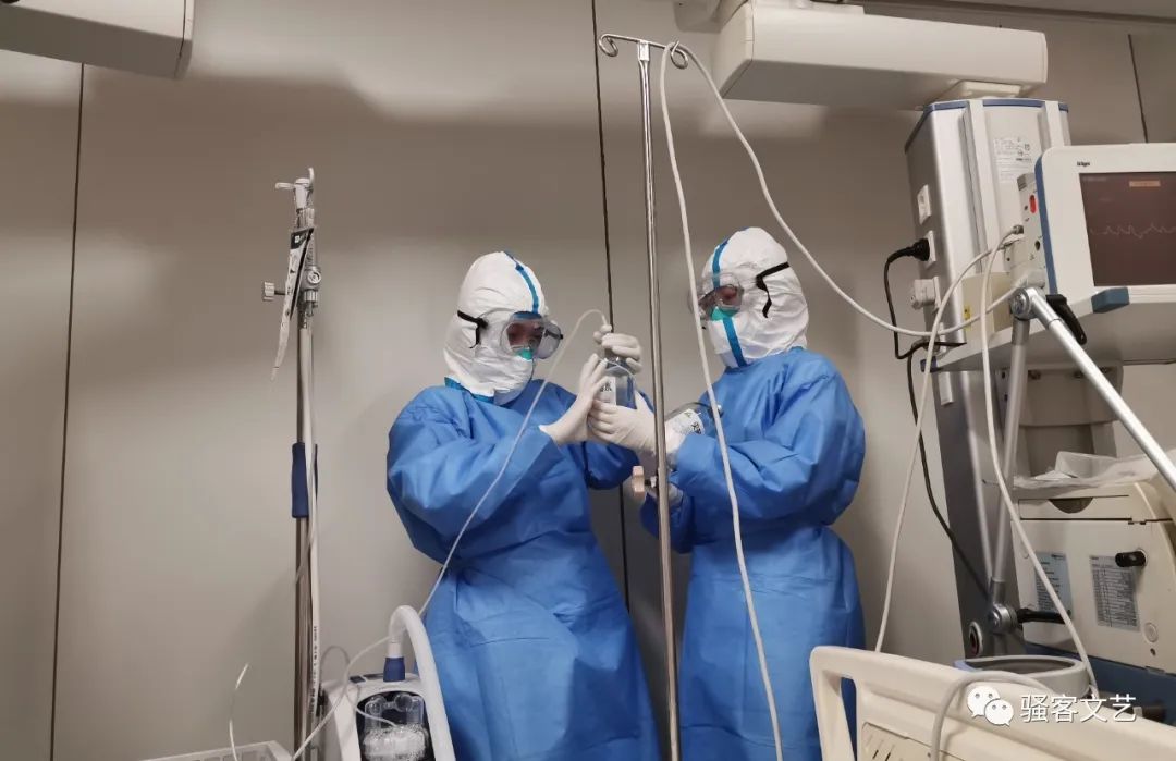 确诊新冠肺炎后他用600张照片记录在icu的九死一生