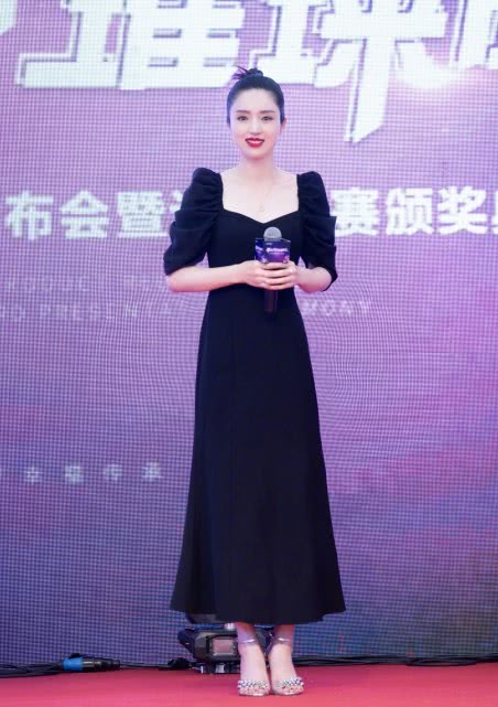显高档感的, 董璇便是也穿戴一件黑色的连衣裙,是长款到脚踝处的规划