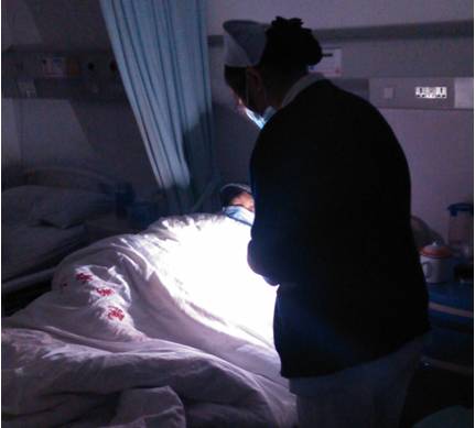 凌晨四点半夜班护士还在工作