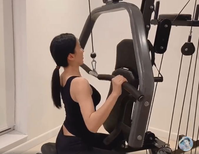 娄艺潇宅家"健身照"被疯传,穿背心健美裤,黄金腰臀比太惹眼!