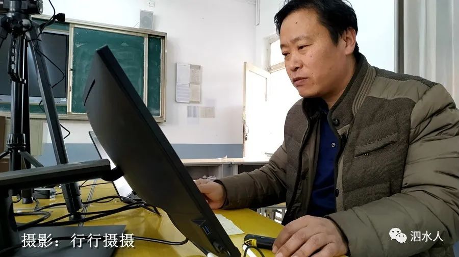 看看老师们有多投入认得她们吗泗水一中教师网课直播中的现场情景三