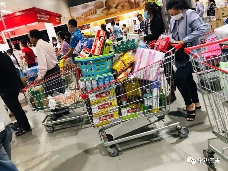 民众抢购物资当局呼吁保持冷静