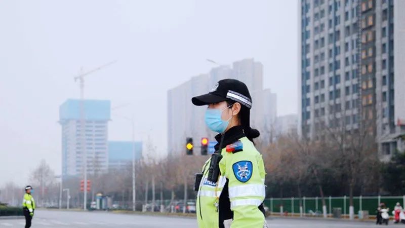 中国女警察背影图片