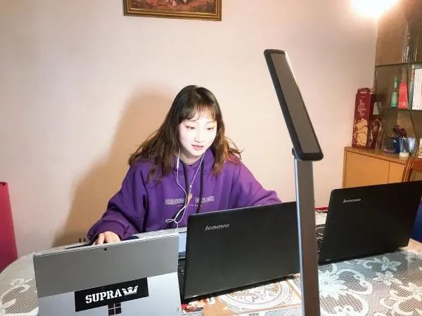 一家三口变身十八线开外主播他们来自上海教师世家