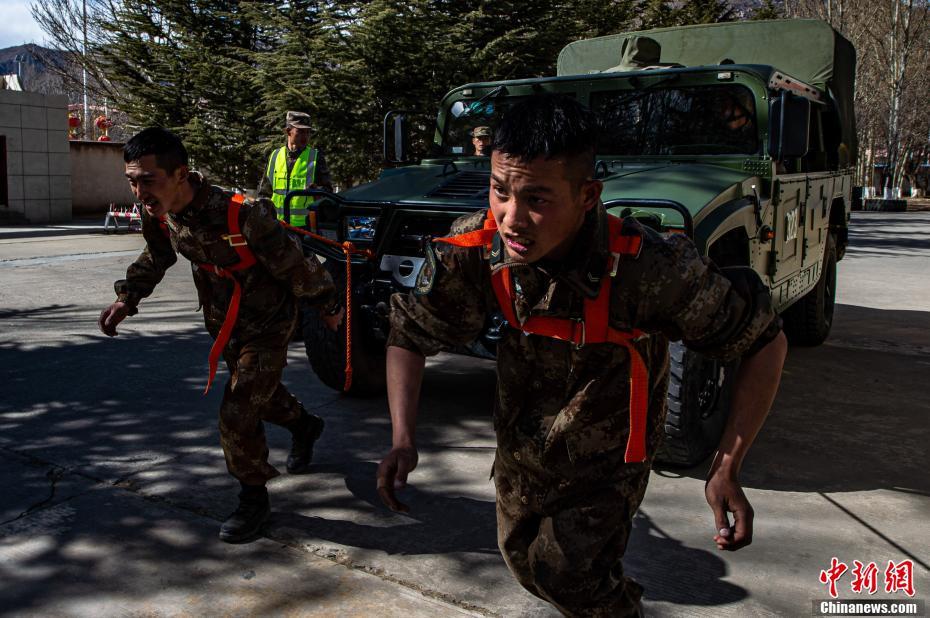 西藏军区某特战旅雪域高原开展极限体能训练