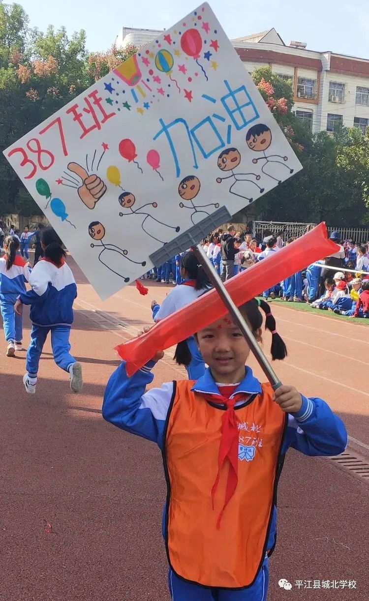 《387班,加油》《阳光明媚》《我爱您,祖国妈妈》对画画的热爱得从上