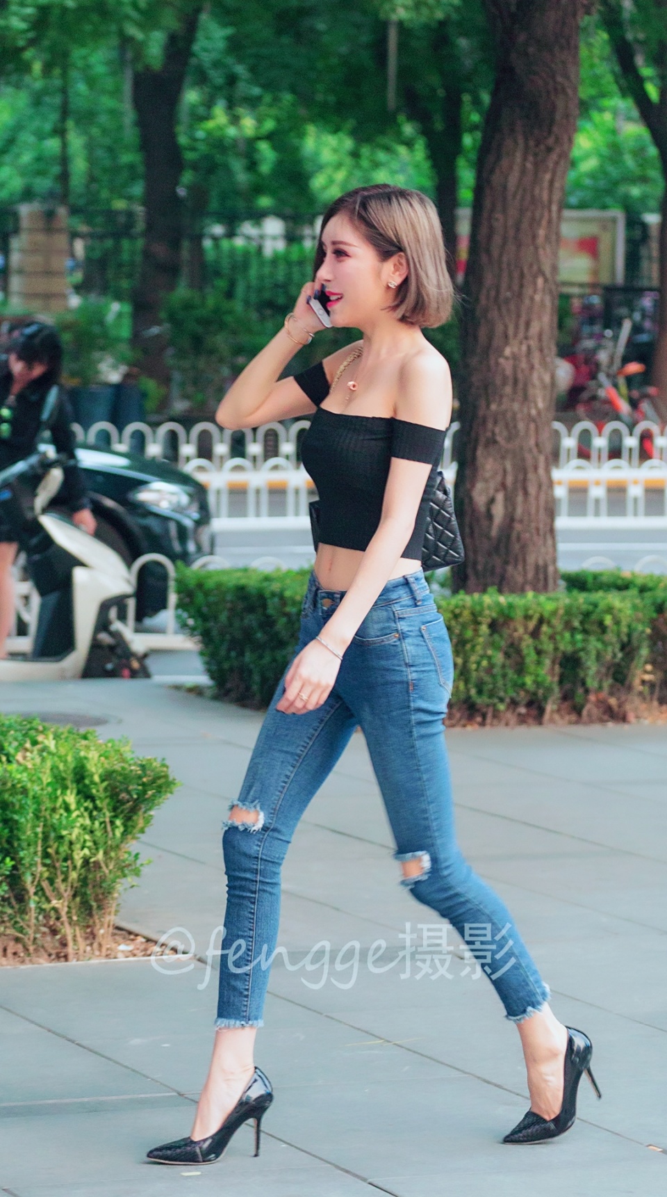 街拍三里屯偶遇美女网红小喵大宝名不虚传真漂亮