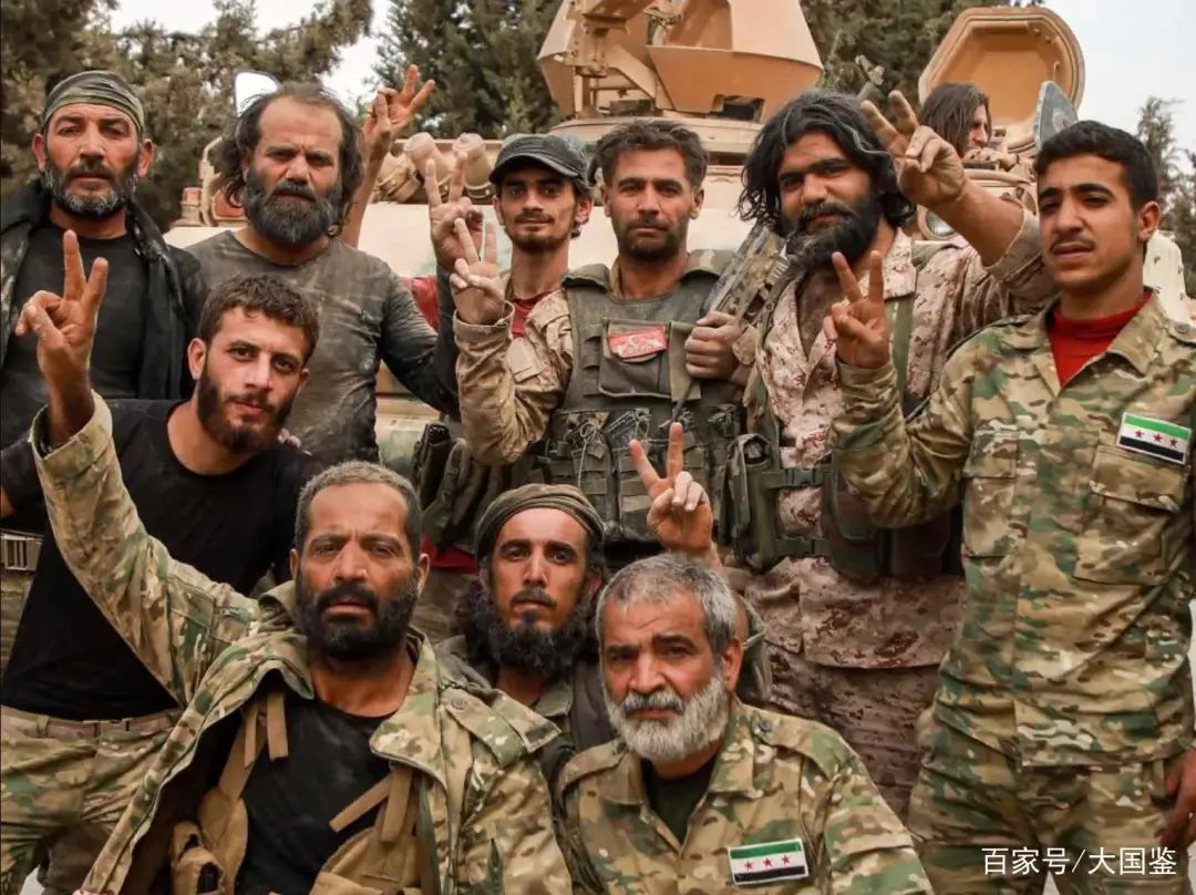 着他们前往不同的希腊地点,同时在多个方向试图突破希腊军警的防线