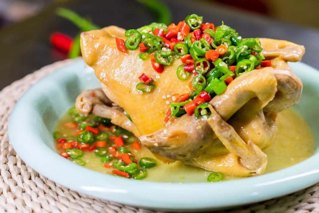 辣味浓郁的香椒鸡,那新鲜辣椒焖出来的滋味简直太销魂,吃一次就会爱上