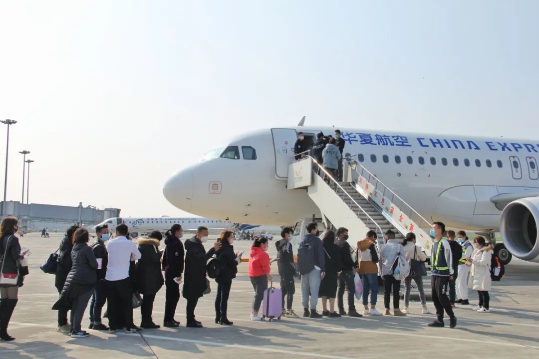 毕节163名务工人员"包专机"复工!_赫章县