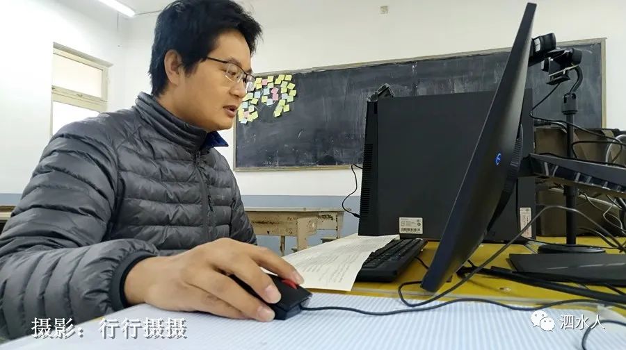 看看老师们有多投入认得她们吗泗水一中教师网课直播中的现场情景三