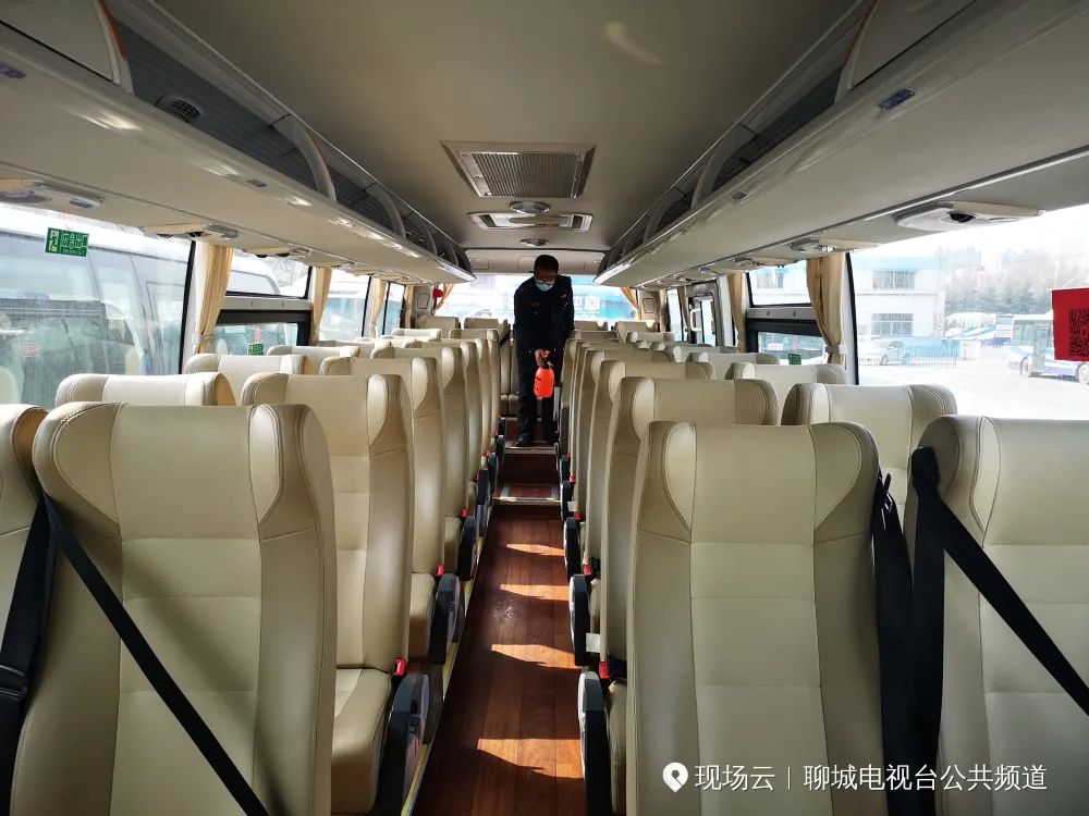 聊城市汽車西站副站長陳光豔接受採訪,就如何保障乘車安全以及現在