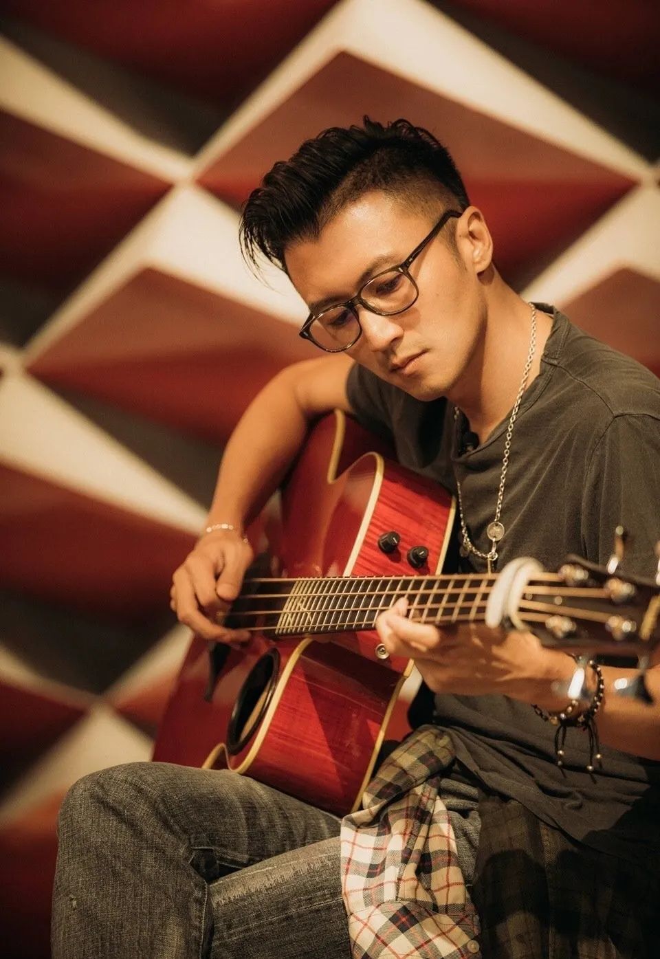 谢霆锋16岁出道40岁再次组建乐队他拿吉它的样子又酷又帅