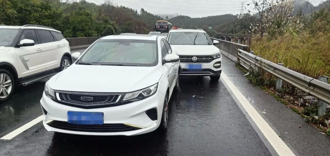 追尾追尾追尾贺州人请注意